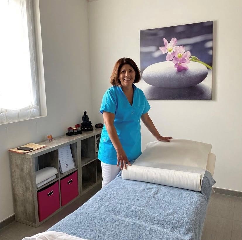 Melinda, thérapeute, dans son cabinet à Lausanne
