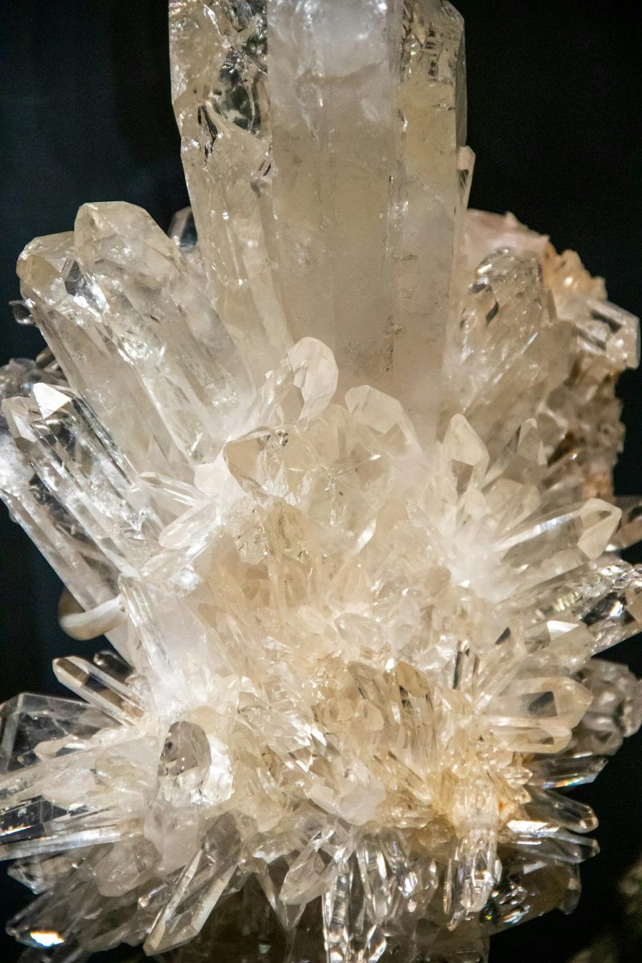 Druzy quartz lumineux, cristal aux multiples pointes captant la lumière, soin énergétique